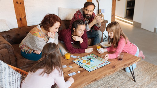 Familie beim Spieleabend