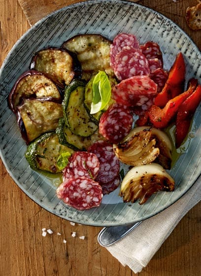 GEMÜSE-ANTIPASTI MIT SALAMI