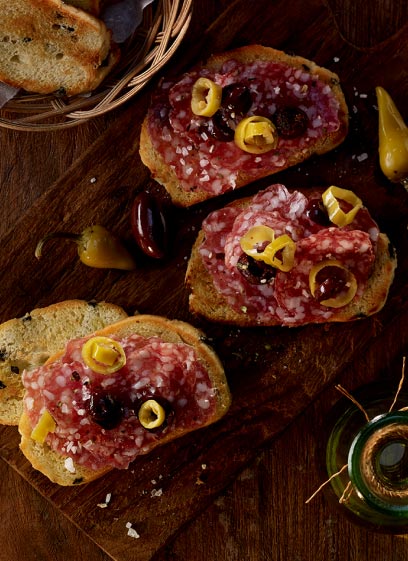 Selbstgebackenes Ciabatta mit Kordel-Salami