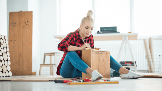 Junge Frau beim Handwerkern