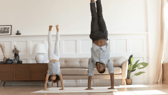 Vater und Kind beim Handstand