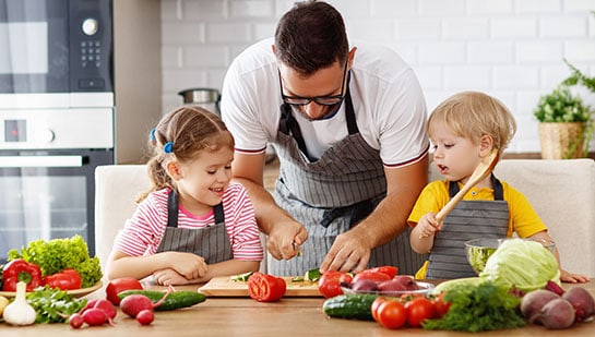 Familie beim Kochen