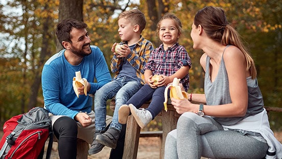 Familie mit Snacks beim Wandern