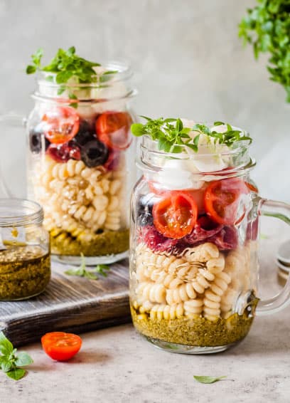 Nudelsalat im Glas mit Aoste Salami