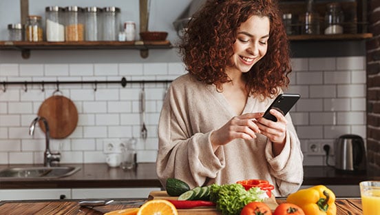 Junge Frau in der Küche mit Kochapp