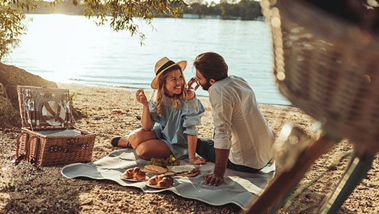 Paar picknickt am See