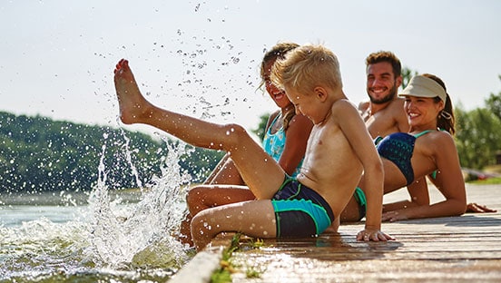 Eine Familie am Badesee