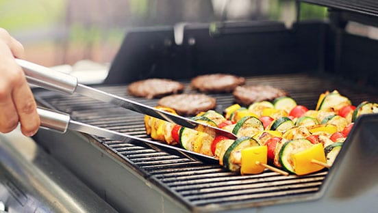 Grillspieße auf dem Grill