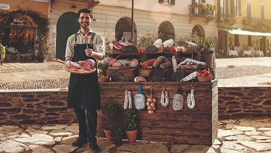 Ein Aoste Stand mit Salami Dauerwurst und Aufschnitt in Frankreich