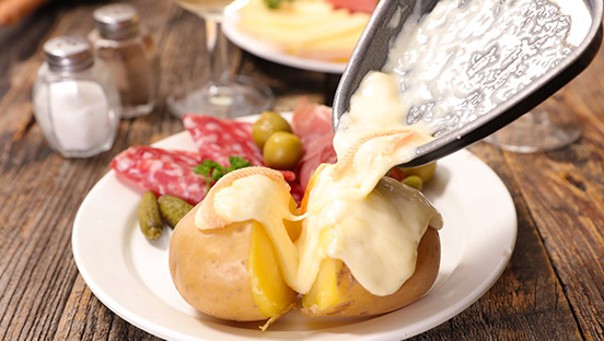 Raclette Käse und Aoste Salami