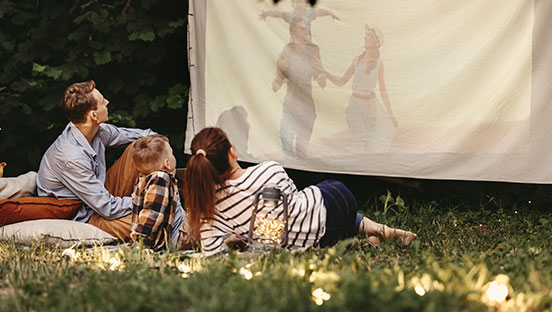 So verwandelst du deinen Garten in ein Open Air Kino