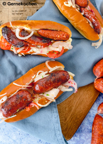 Spicy BBQ Hot Dog mit Tomaten-Zwiebel-Salat