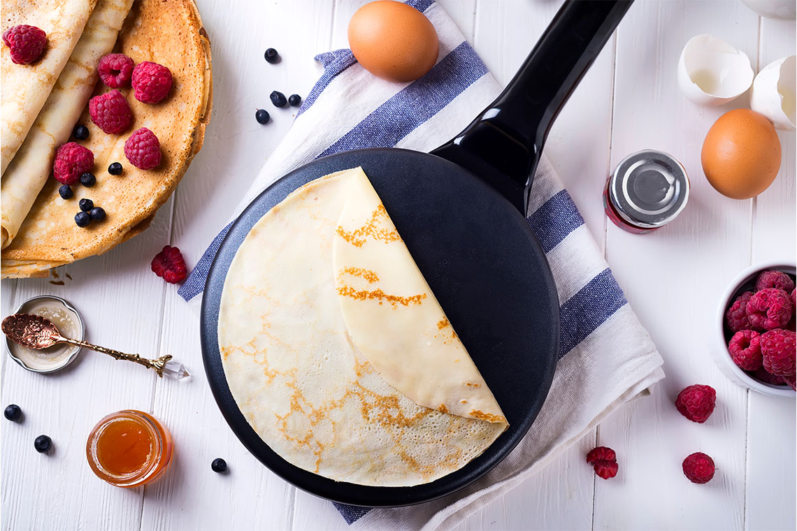 Crêpes-auf-dem-Crêpes-Maker-machen Nützliche Küchenutensilien zum Kochen