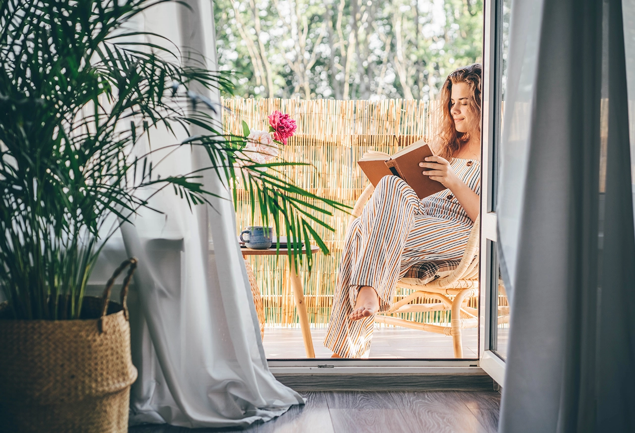 Frau entspannt beim Yoga zu Hause