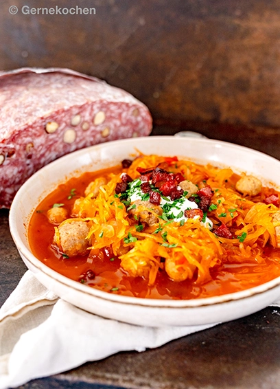 Sauerkrautsuppe mit Salami-Topping