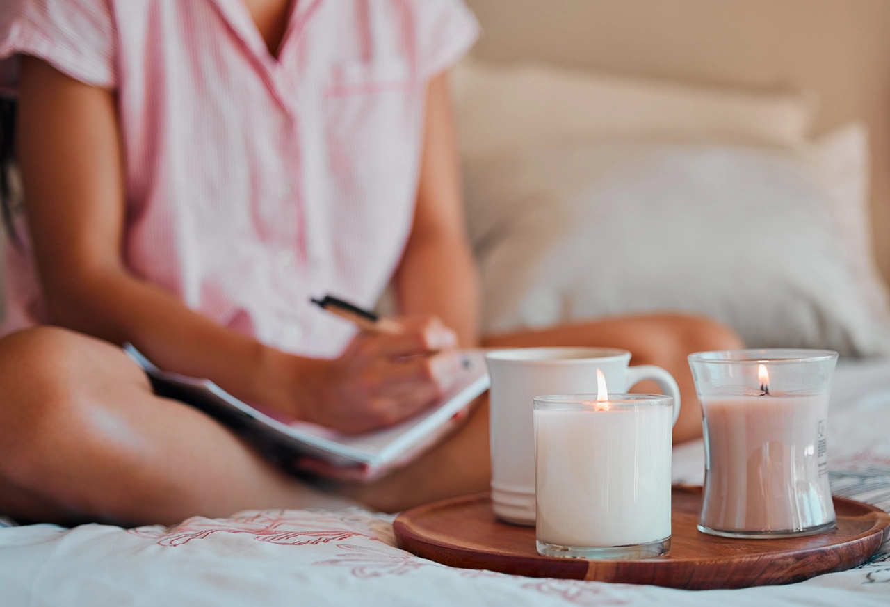 Frau entspannt beim Yoga zu Hause