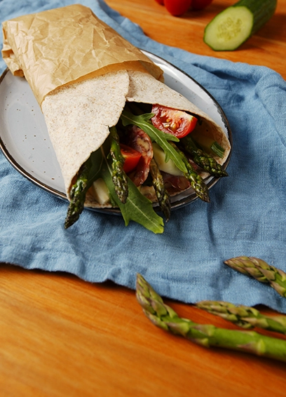 Frische Spargel-Wraps