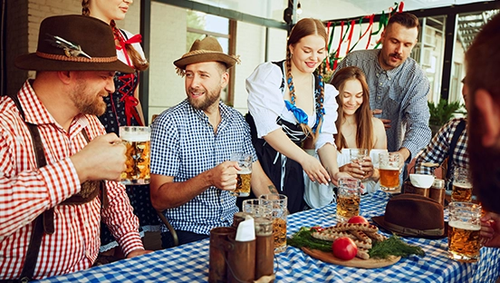 Oktoberfest zuhause feiern: So bringst du Wiesn-Stimmung in die eigenen vier Wände
