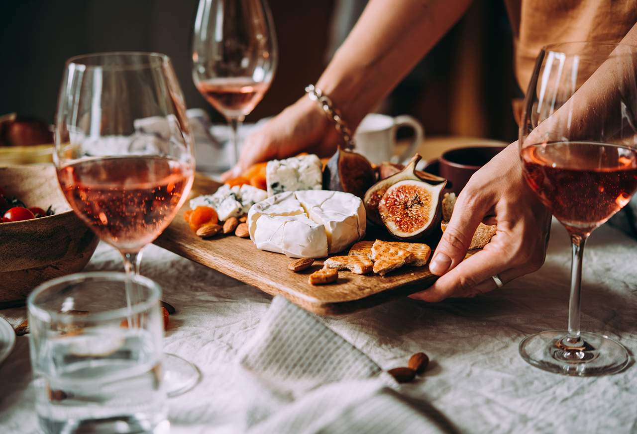 Frau entspannt beim Yoga zu Hause