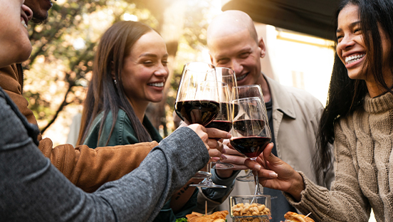 Ideal für herbstliche Tage: Eine Weinprobe in den eigenen vier Wänden