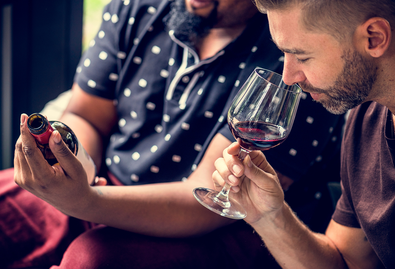 Frau entspannt beim Yoga zu Hause