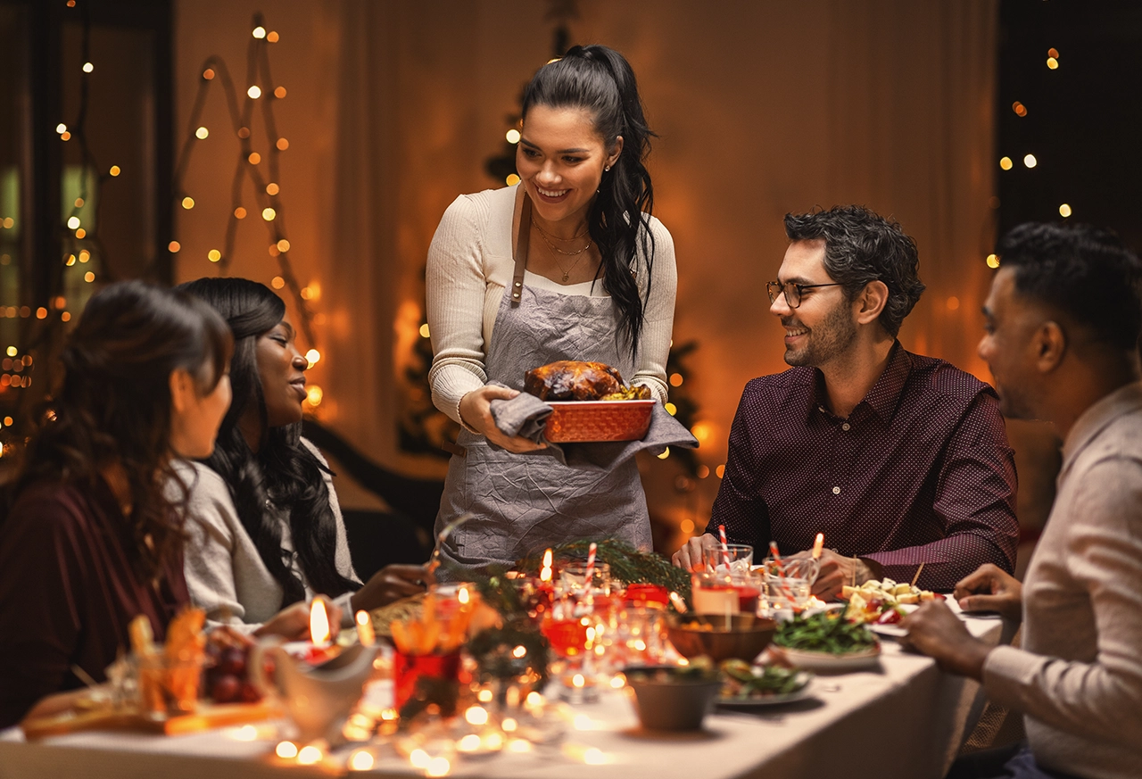 Frau entspannt beim Yoga zu Hause