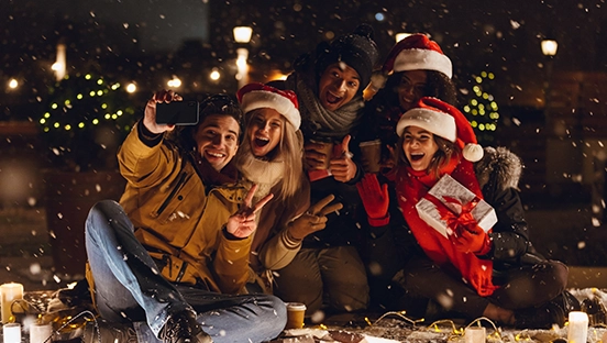 Merry Friendsmas: So gestaltest du ein Weihnachtsfest mit Freunden