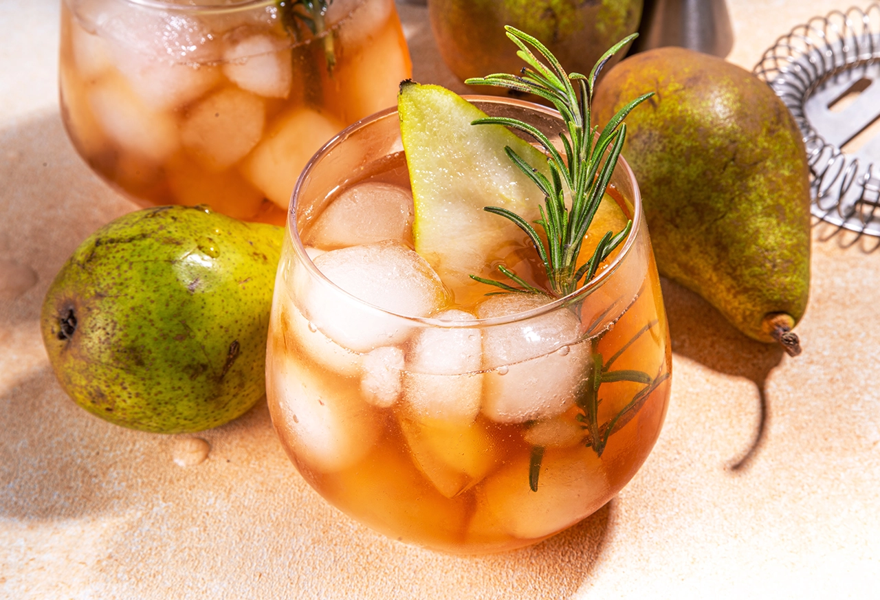 Frau entspannt beim Yoga zu Hause