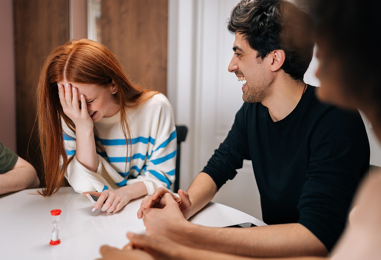 Frau entspannt beim Yoga zu Hause