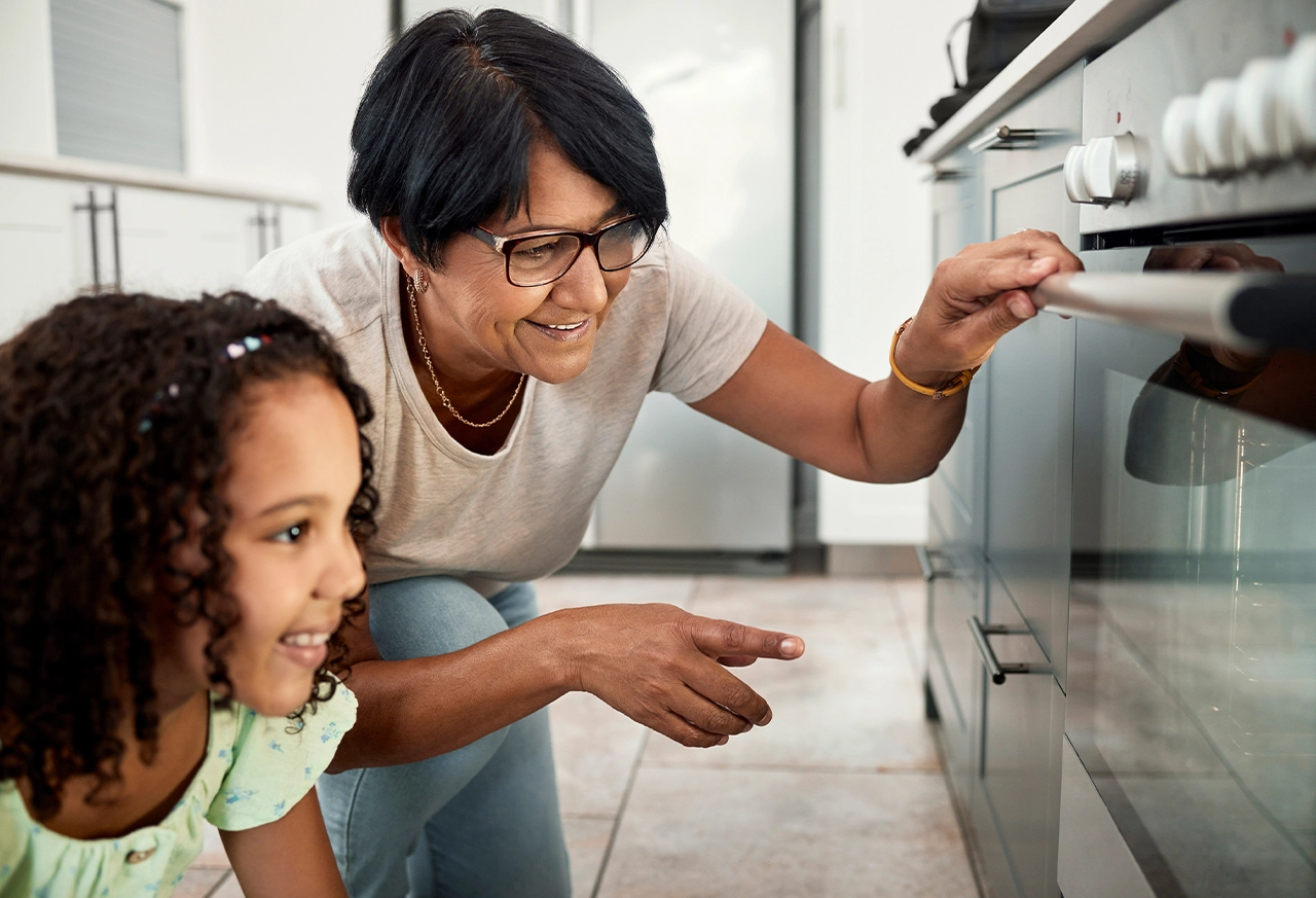 Frau entspannt beim Yoga zu Hause