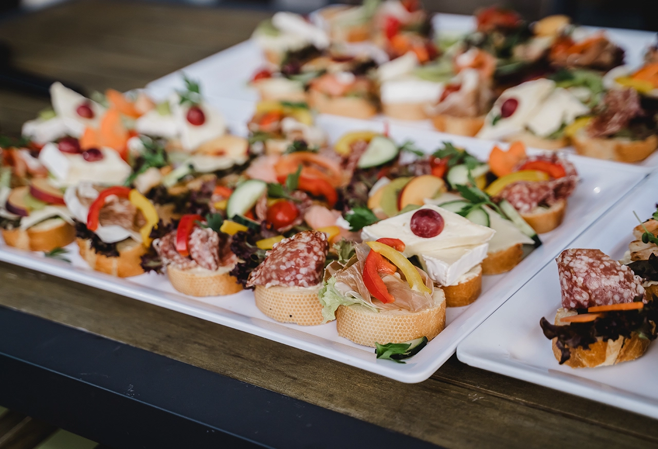 Frau entspannt beim Yoga zu Hause