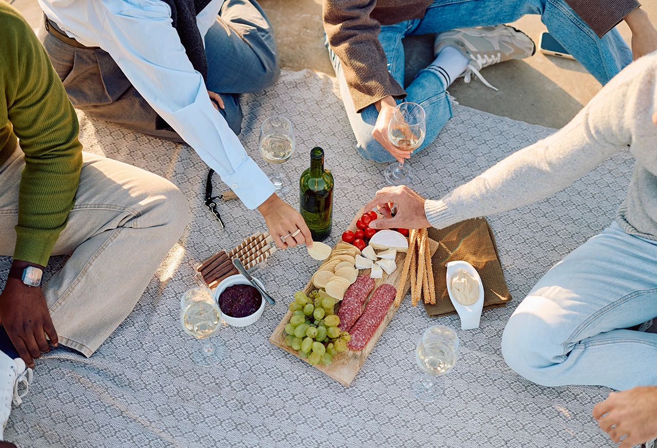 Frau entspannt beim Yoga zu Hause