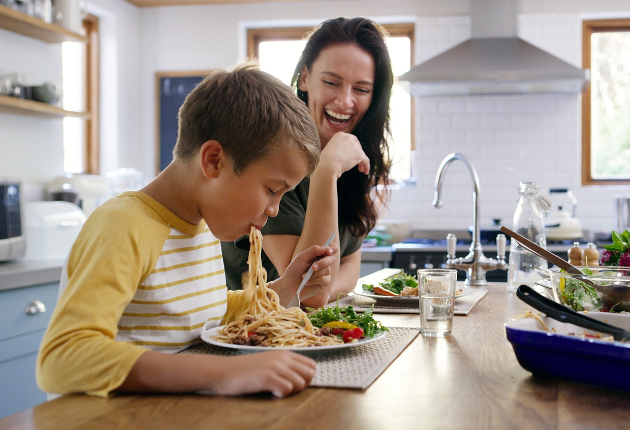 Frau entspannt beim Yoga zu Hause