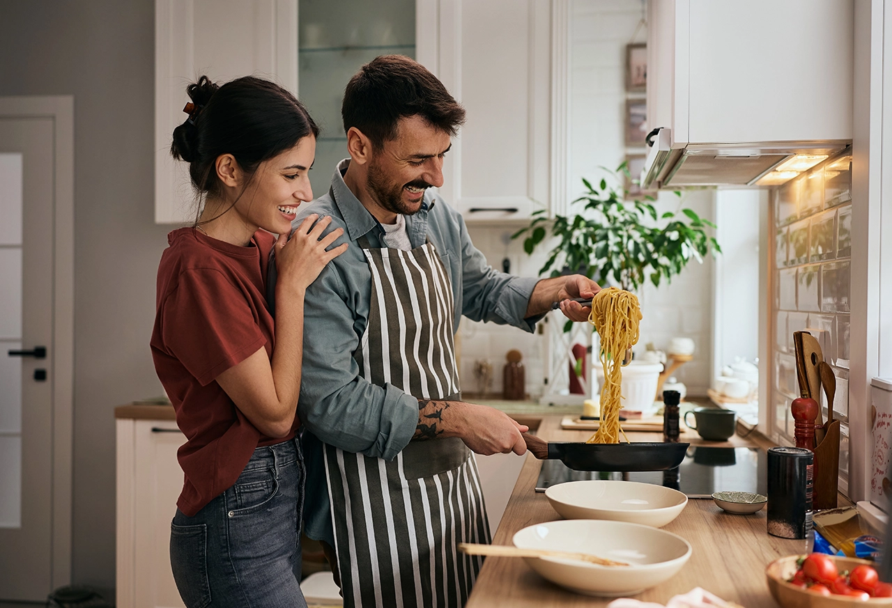 Frau entspannt beim Yoga zu Hause