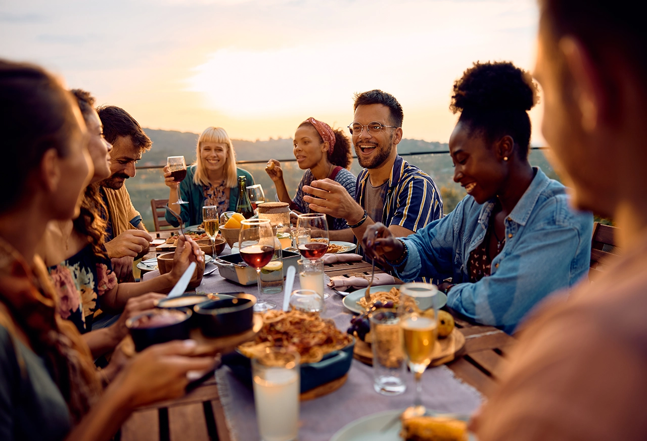Frau entspannt beim Yoga zu Hause