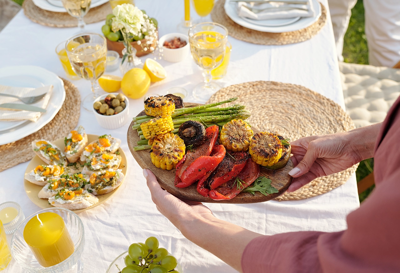 Frau entspannt beim Yoga zu Hause