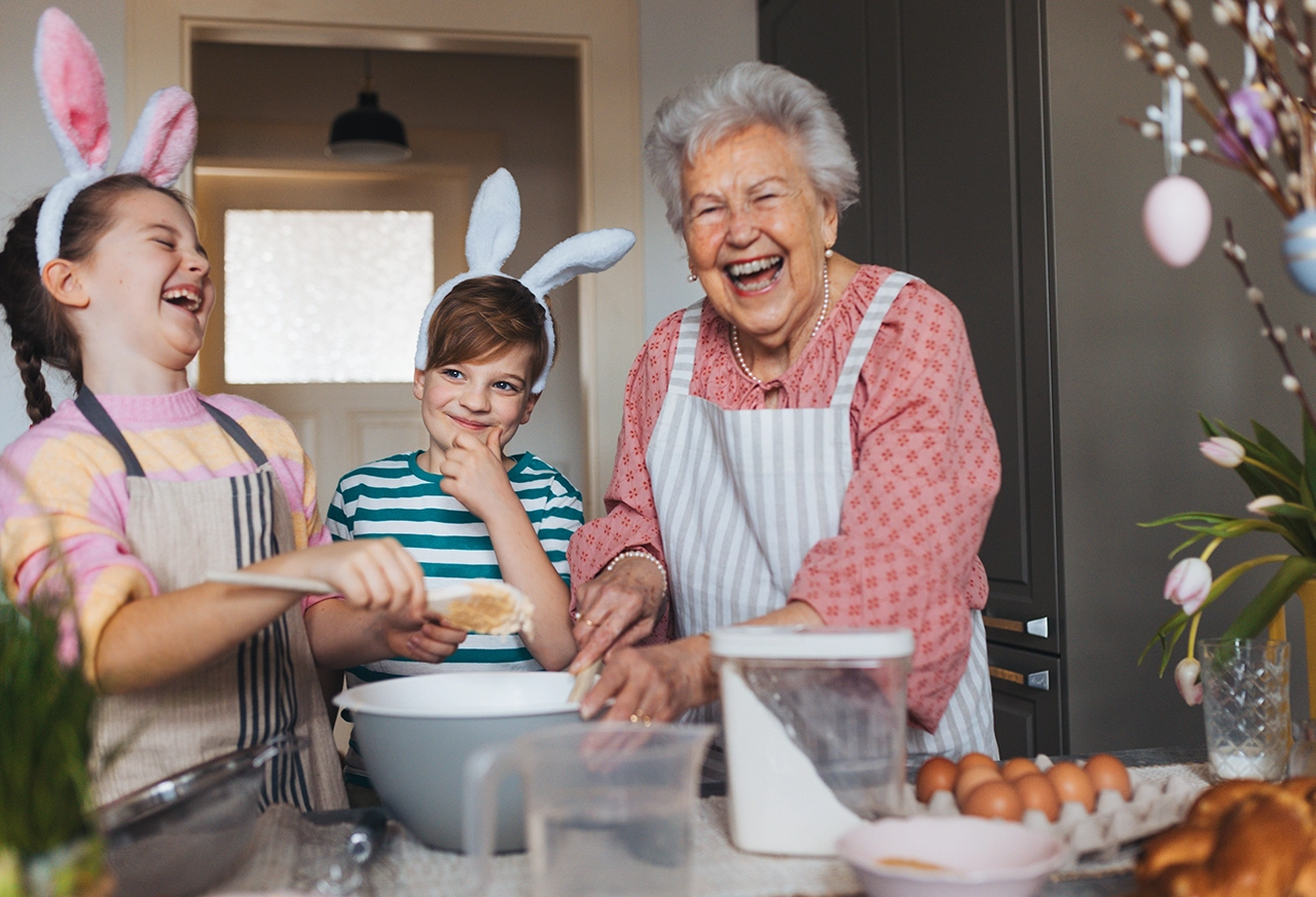 Frau entspannt beim Yoga zu Hause