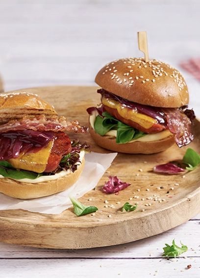 Chorizo-Cheese-Burger mit Rotweinzwiebeln