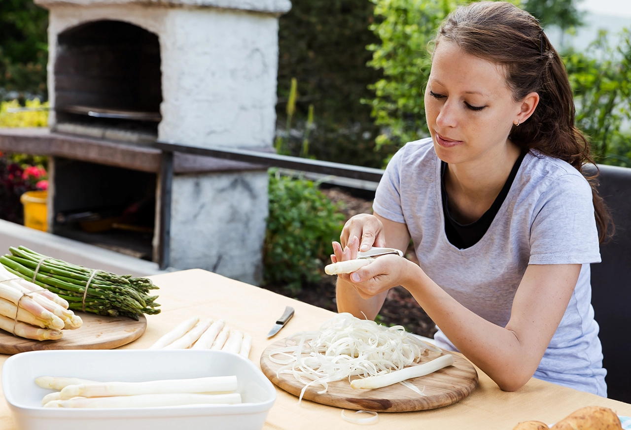 Frau entspannt beim Yoga zu Hause
