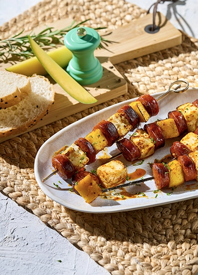 Gegrillte Chorizo-Mango-Spiesse mit Feta