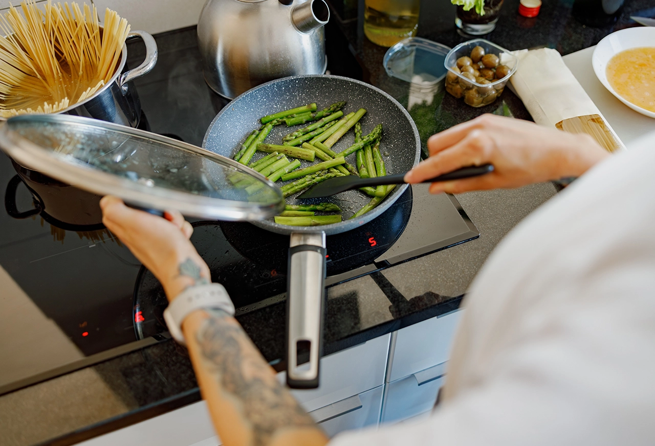 Frau entspannt beim Yoga zu Hause