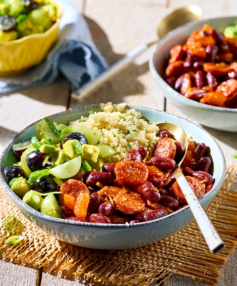 Chorizo-Bowl mit Avocado und Trauben und Couscous