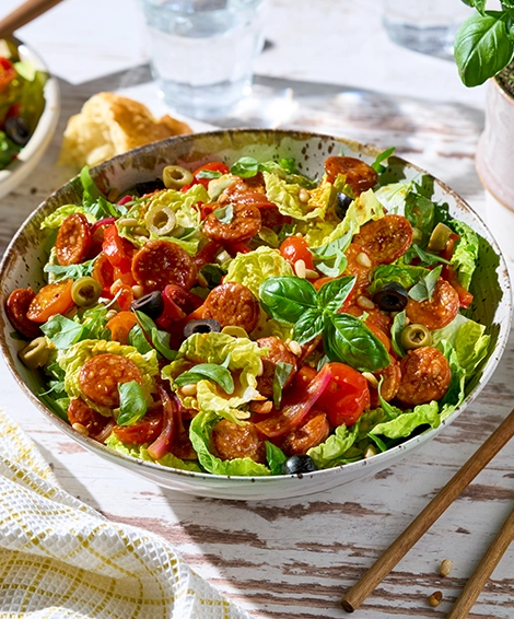 Chorizo-Gemüse-Salat mit Limettendressing und Oliven