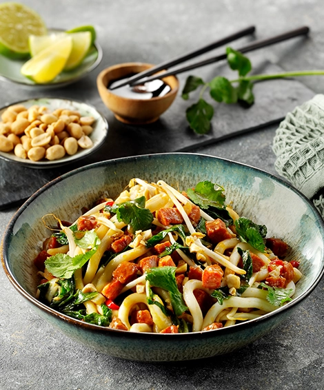 Asia-Nudelpfanne mit Chorizo und Pak Choi