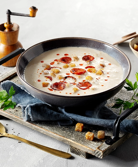 Chorizo-Lauch-Pfanne mit Kartoffeln mit Schnittlauchdip