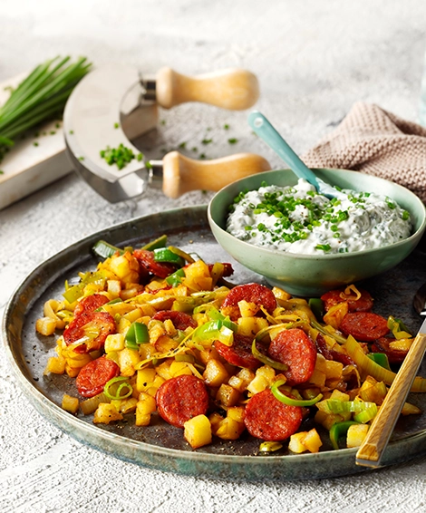 Chorizo-Lauch-Pfanne mit Kartoffeln mit Schnittlauchdip