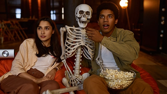Halloween Movie Night: Film- und Snack-Tipps für Grusel-Fans