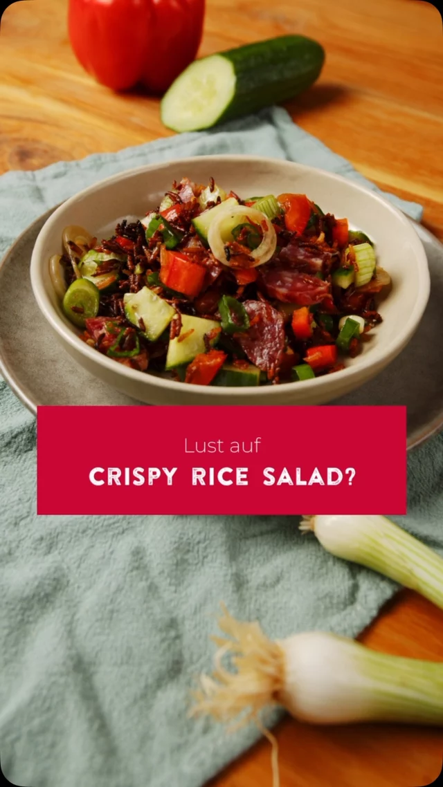 Hier kommt die Extraportion Crunch! 💥
 
Du brauchst:
200 g gekochten Reis
4 EL Sojasauce
2 TL Sriracha-Sauce
5 EL Öl
1 Schlangengurke
1 Paprika
100 g Aoste Ring-Salami
3 Frühlingszwiebeln
2 EL Reisessig
1 EL Honig
1 Knoblauchzehe
Chiliflocken
 
Vermenge den gekochten Reis mit 2 EL Sojasauce, der Sriracha-Sauce und 1 EL Öl auf einem Backblech, verteile ihn gut und backe ihn ca. 20 Minuten bei 200 °C, bis er knusprig ist. Gib den knusprigen Reis zusammen mit kleingeschnittener Gurke, Paprika, Salami und Frühlingszwiebeln in eine große Schüssel. 🫑 Nun rührst du nur noch aus den restlichen Zutaten ein Dressing an und hebst es unter den Salat.
 
👉 Mehr köstliche Rezepte findest du über den Link in der Bio.
 
#Aoste #Salami #Rezept #Rezepte #Rezeptideen #Rezeptidee #einfacheRezepte #schnelleKüche #schnelleRezepte #schnellesEssen #einfachkochen #kochenfürdieFamilie #kochenmitLiebe #essenmachtglücklich #kochenmachtSpaß #leckerschmecker #Mittagessen #Abendessen #Salat #CrispyRiceSalad
